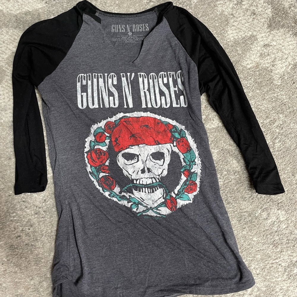 Guns n’ Roses baseball tee.